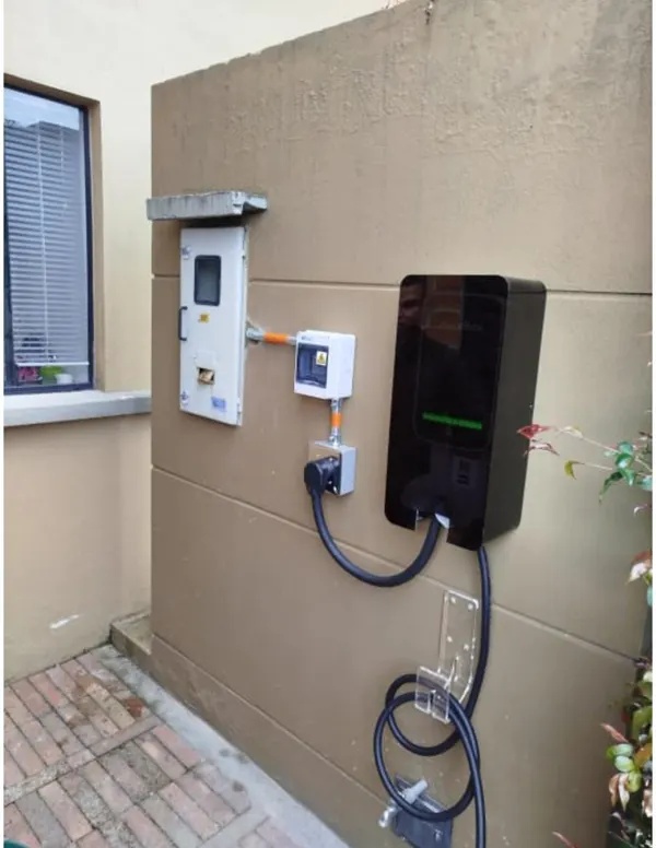 Cargador de pared instalado en fachada exterior con tablero protegido