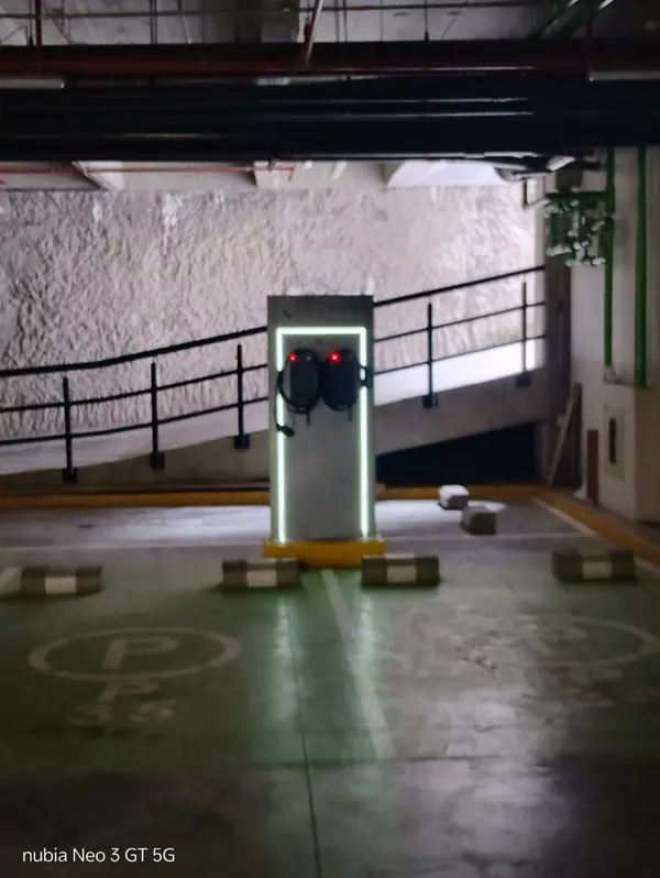 Estación de carga comunal en parqueadero de edificio