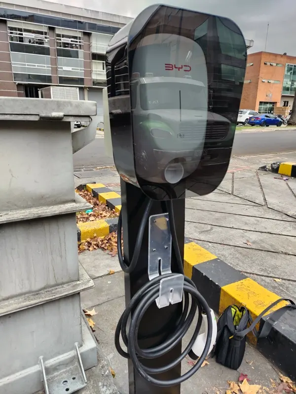 Estación de carga BYD sobre pedestal al aire libre