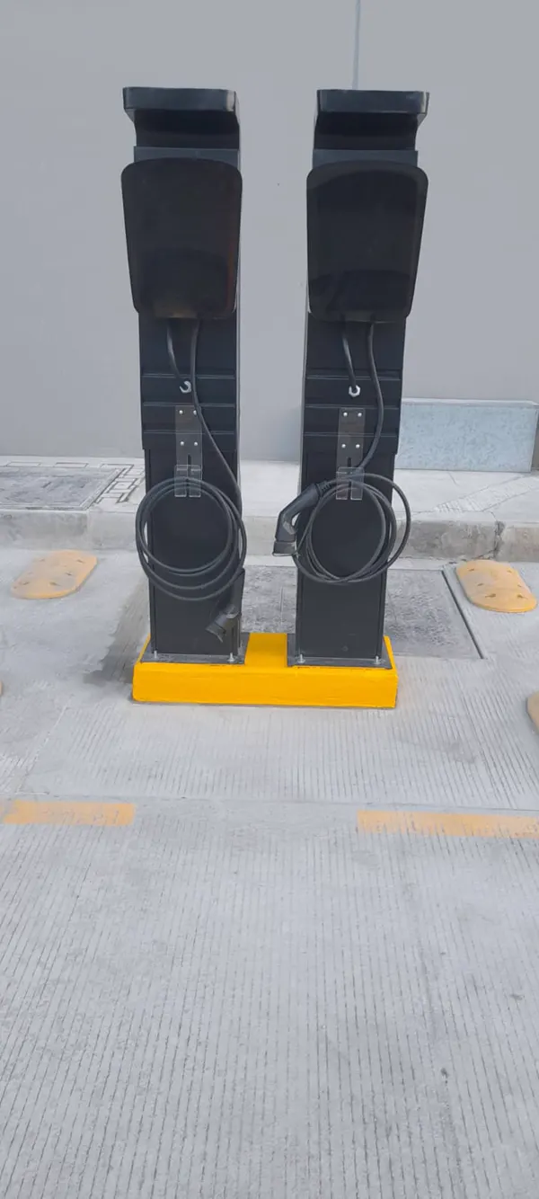 Estación exterior con pedestales dobles y protección para intemperie