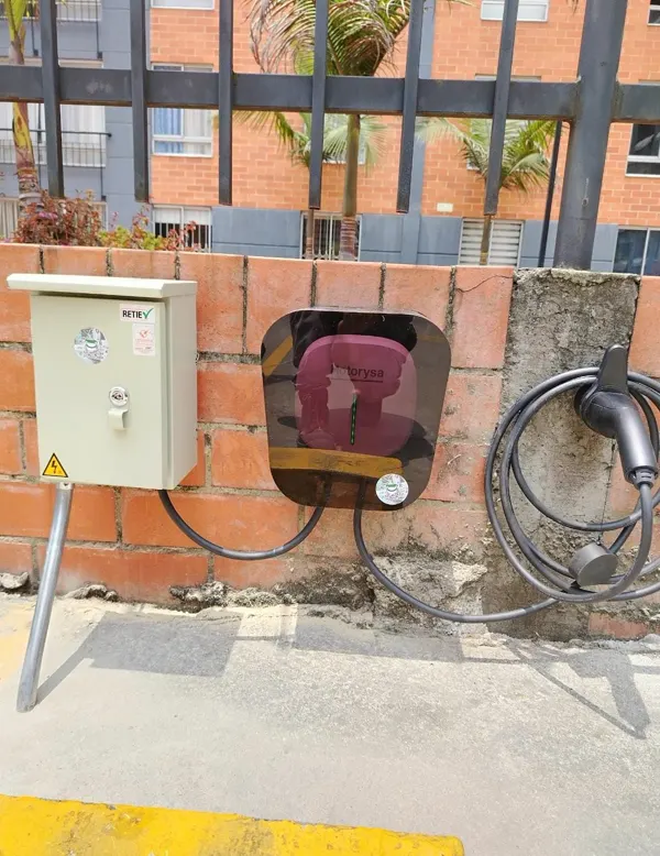 Tablero de protecciones y cargador instalados en muro exterior