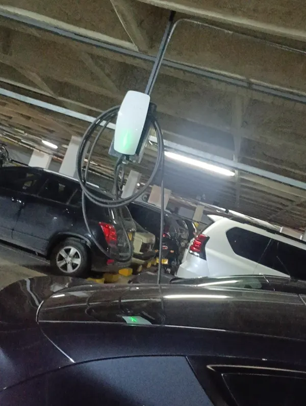 Cargador de vehículo eléctrico con soporte aéreo y tubería a escuadra en sótano
