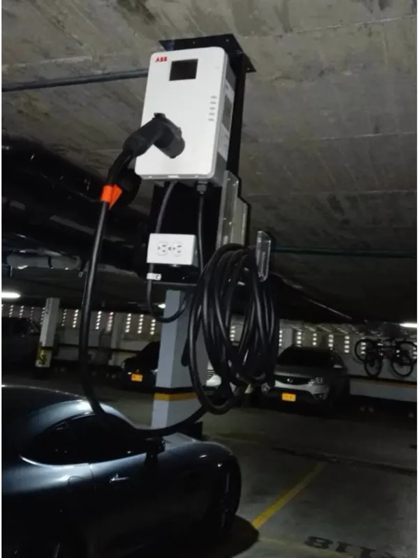 Cargador sobre pedestal instalado en sótano de edificio