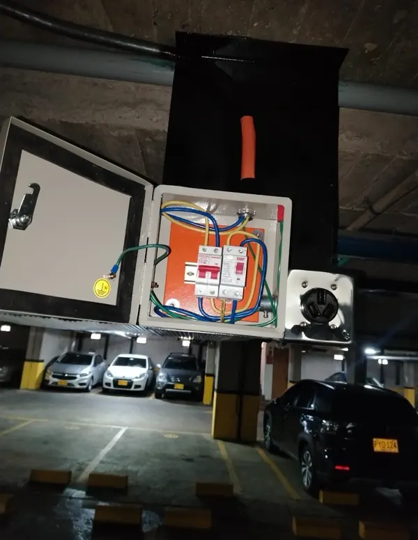 Tablero con protecciones termomagnética y diferencial rotuladas para cargador de vehículo eléctrico