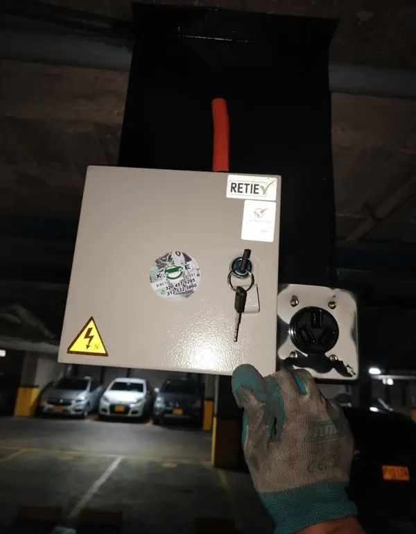 Tablero con cerradura y rotulado RETIE para punto de carga de vehículo eléctrico