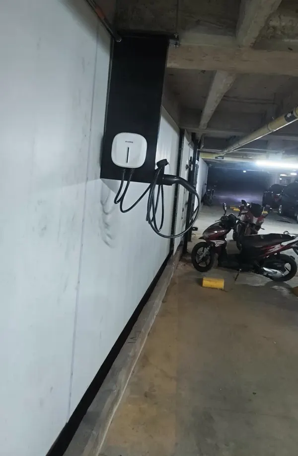 Cargador instalado en parqueadero cubierto de edificio residencial en Bogotá