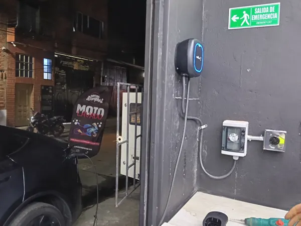 Cargador Wallbox y toma instalados en parqueadero de edificio