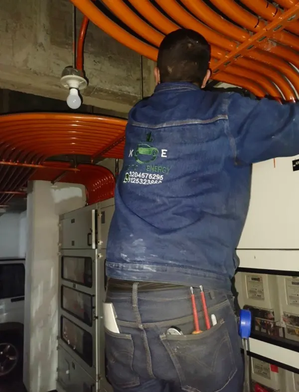 Técnico de Kinetic Energy tendiendo acometidas en cobre por bandeja portacables