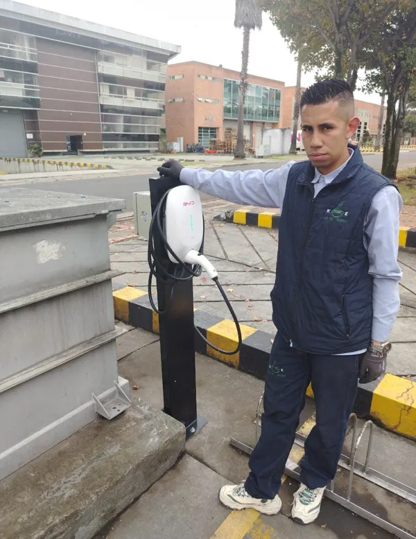 Técnico de Kinetic Energy entregando una estación de carga sobre pedestal