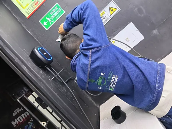 Técnico de Kinetic Energy instalando un cargador Wallbox