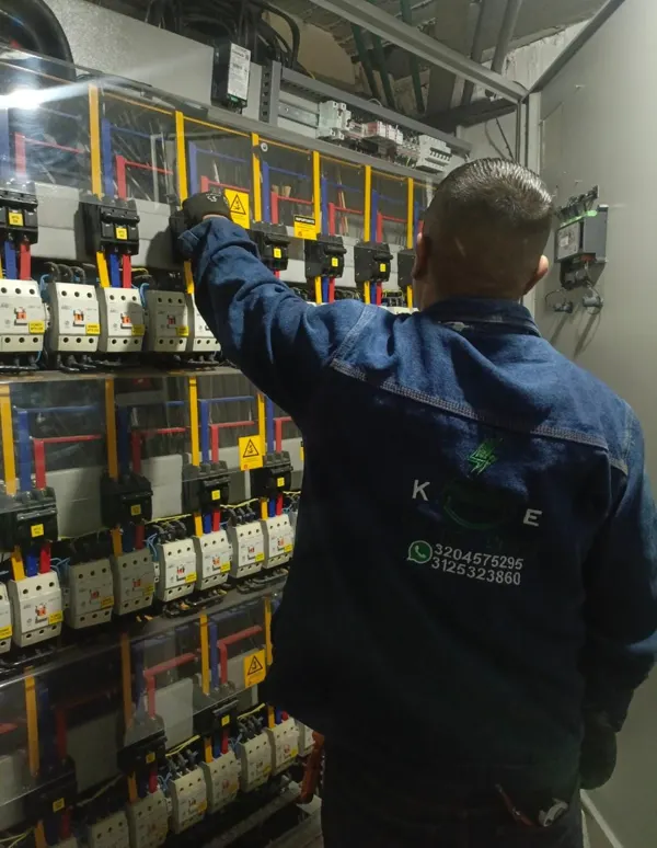 Técnico de Kinetic Energy instalando breakers en tablero general