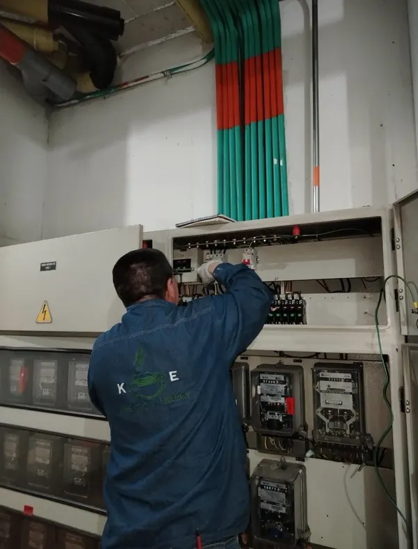 Técnico de Kinetic Energy revisando el cuarto de medidores de un edificio