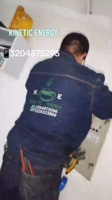 Técnico de Kinetic Energy realizando un aumento de carga de monofásica a trifásica
